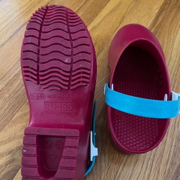 Calzuro clogs in maroon with teal heel straps ❤️❤️🎁🎁 - Picture 4 of 4